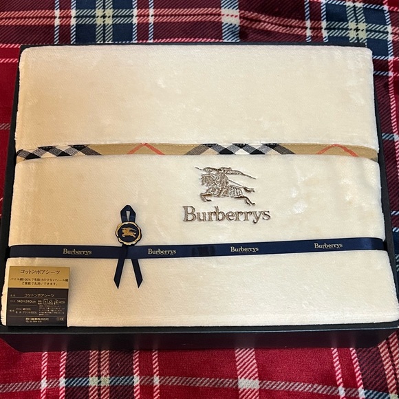BURBERRY’S AUTHENTIC COTTON CREAM W/ CLASSIC NOVA CHECK STRIPE BLANKET. NIB. - Picture 1 of 4